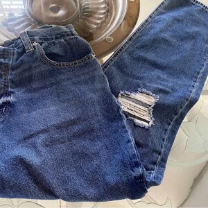 Juicy Couture Distressed Ripoed Knees size 29 Inseam 30”Front button closure